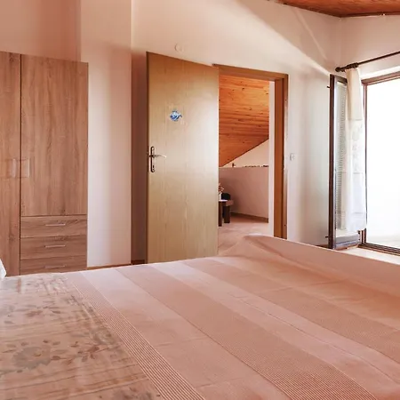 Stunning In With 1 Bedrooms And Wifi Pula